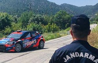 Rallide güvenlik tedbirlerini jandarma sağladı