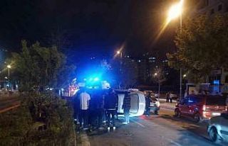 Refüje çarpan otomobil takla attı: 3 yaralı