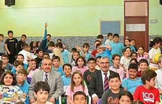 Rektör Gavgalı, mezun olduğu okulda öğrencilerle...