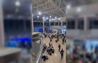 Rötarlı uçuşlar yolcuların tepkisine neden oldu