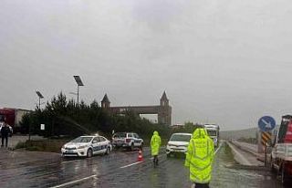 Sağanak sele döndü, ulaşım aksadı
