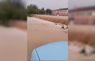 Sağanak sele neden oldu, okul bahçesi şelaleye...