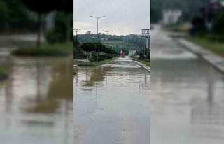Sağanak yağmur yolları göle çevirdi