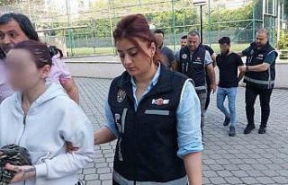 Sahte dolarla telefon satın alan sevgililer yakalandı