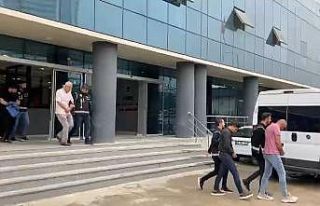 Sahte kimlikle yedieminden aldıkları araçları...