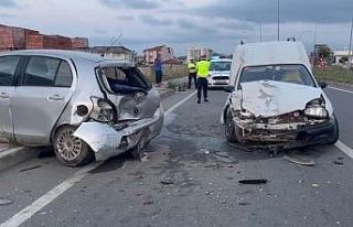 Sakarya’da hafif ticari araç park halindeki otomobile...