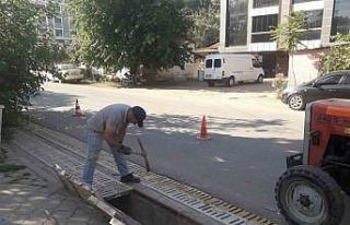 Salihli’de yağmur suyu ızgaraları temizlendi