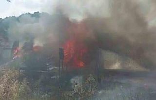 Saman yüklü kamyon yandı