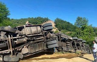 Saman yüklü tır devrildi