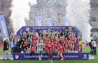 Şampiyon Ankara Büyükşehir Belediyesi Fomget kupasını...