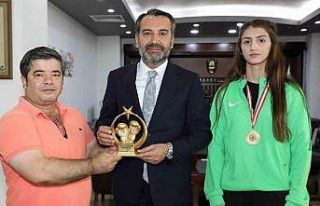 Şampiyon boksör Başkan Şerifoğulları’yla buluştu