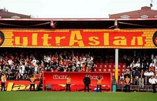 Şampiyon Galatasaray, taraftarı önünde derbi hazırlıklarına...