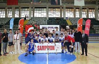 Şampiyon sporcular kupalarına kavuştu