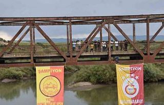 Şampiyonların bayrağı köprüye asıldı