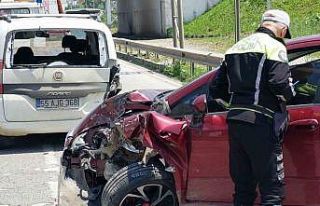 Samsun’da otomobil hafif ticari araçla çarpıştı:...