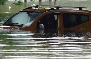 Samsun’da taksici selde aracıyla suyun içinde...
