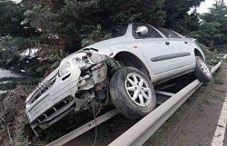 Samsun’da yoldan çıkan otomobil bariyere çıktı