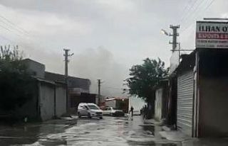 Sanayide park halinde olan araç alev alev yandı