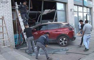 Sancaktepe’de freni boşalan araç markete çarptı