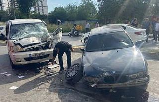 Sancaktepe’de otomobil ile minibüs kafa kafaya...