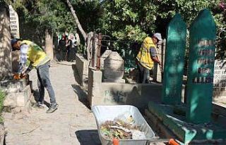 Şanlıurfa’da mezarlıklarda bayram temizliği