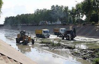 Sarıçam deresi temizleniyor