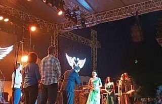 Şarkıcı Melek Mosso’dan sarılmak isteyen başkana:...
