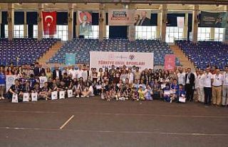 Satranç Türkiye Şampiyonası’nı kazanan sporcular...