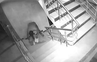 Seçerek çaldığı ayakkabıyı hırkasına sararak...