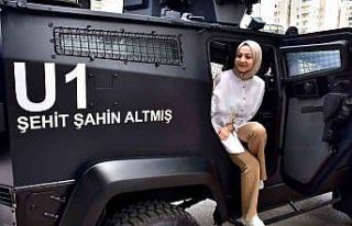 Şehit ailesini polis, üzerinde şehidin ismi yazılı...