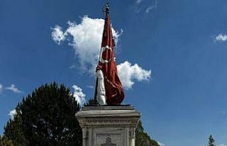 Şehit Sancaktar Mehmetçik heykelinde temizlik