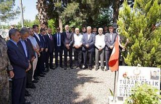 Şehitliğe karanfil bırakıldı