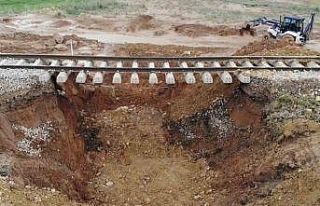 Sel suları Doğu Ekspresi hattını çökertti: Tren...