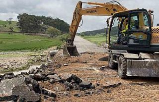 Sel suları Yazılıkaya yolunu kullanılmaz hale...