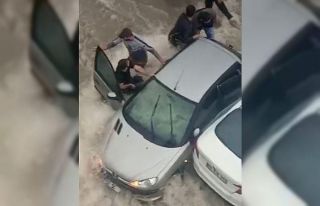 Sel sularında otomobilinin altına sıkışan vatandaşa...