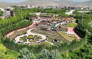 Selçuklu Çiçek Bahçesi 400 bin çiçekle görsel...