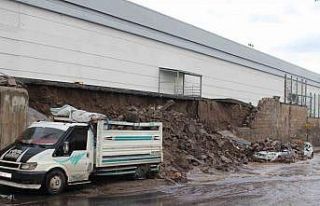 Selde fabrikanın duvarı yıkıldı: 4 araç böyle...