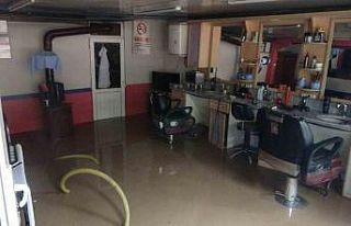 Selden korunmak için masaların üzerine çıkan...