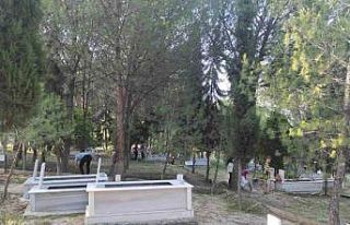 Selendi’de mezarlıklara ziyaretçi akını