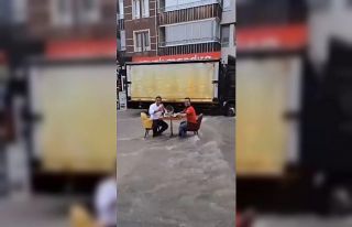 Seli umursamadılar, masa kurup döner yediler