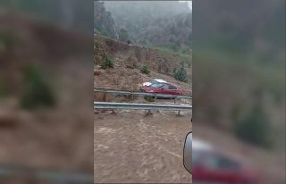 Selin dağlardan getirdiği çamur 2 aracı böyle...