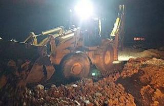 Selin sürüklediği kayalar yolları kapattı