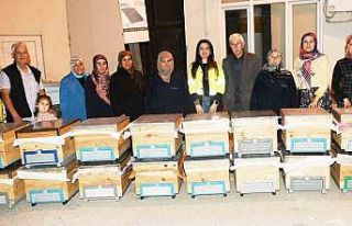 Sertifikalarını alan kursiyerlere içinde arı olan...