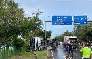 Servis otobüsü devrildi, 15 otel çalışanı yaralandı