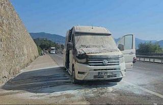 Seyir halindeki minibüs yandı