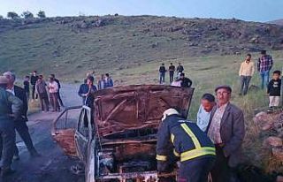 Seyir halindeki otomobil alev alev yandı