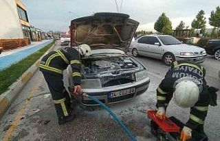 Seyir halindeki otomobilde korkutan yangın