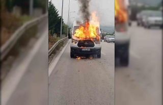 Seyir halindeki servis minibüsü alev alev yandı