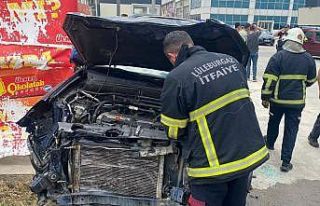 Seyir halindeki tır, otomobile çarparak devrildi:...