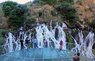 Sıcaktan kaçan soluğu Tomara Şelalesinde alıyor